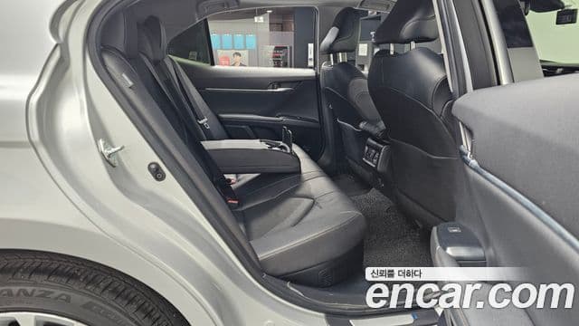 Toyota 캠리 (XV70) 2.5 XLE гибрид, 2021 12