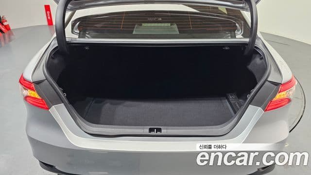 Toyota 캠리 (XV70) 2.5 XLE гибрид, 2021 20