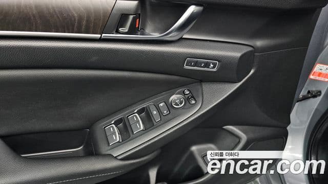 Honda Accord 10세대 2.0 гибрид Туринг (Touring), 2019 18