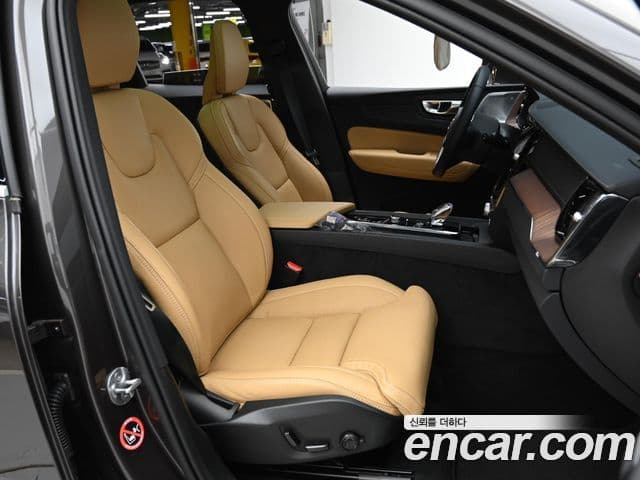 Volvo XC60 2세대 B5 Ultra Bright, 2025 10