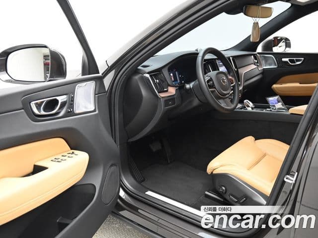 Volvo XC60 2세대 B5 Ultra Bright, 2025 11