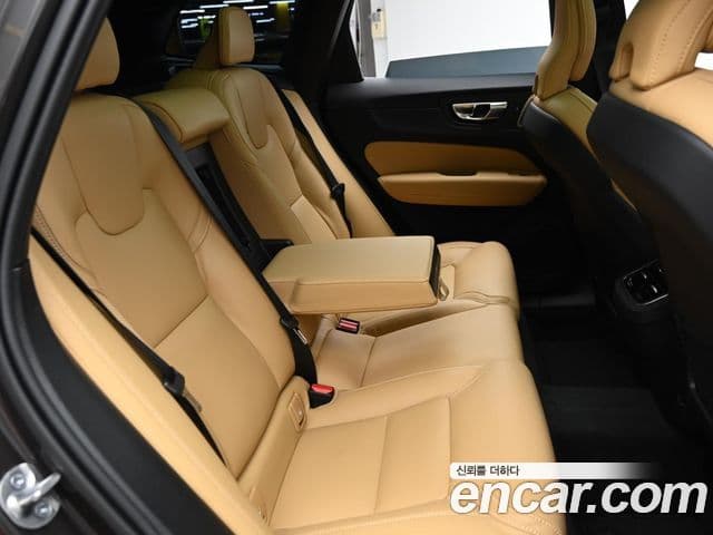 Volvo XC60 2세대 B5 Ultra Bright, 2025 12