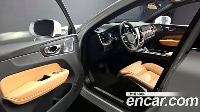 Volvo XC60 2세대 B5 Ultra Bright, 2025 10