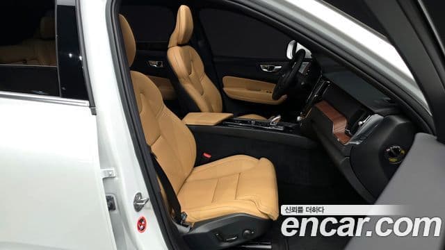Volvo XC60 2세대 B5 Ultra Bright, 2025 11