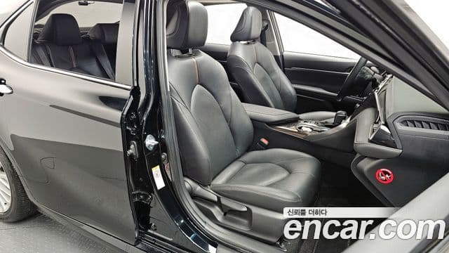 Toyota 캠리 (XV70) 2.5 XLE гибрид, 2019 12