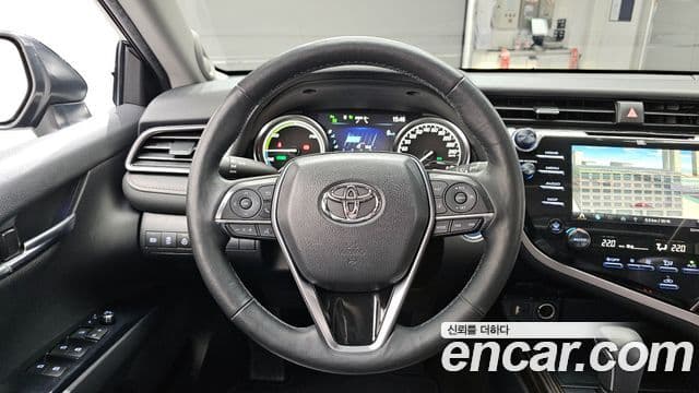 Toyota 캠리 (XV70) 2.5 XLE гибрид, 2019 13