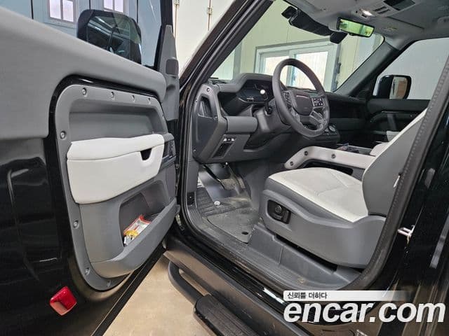 Land Rover Defender (L663) 90 D250 X-Dynamic SE, 2025 9