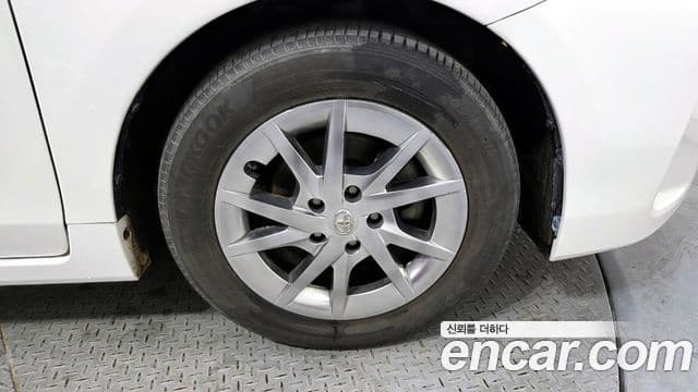 Toyota 프리우스 V, 2015 все фото