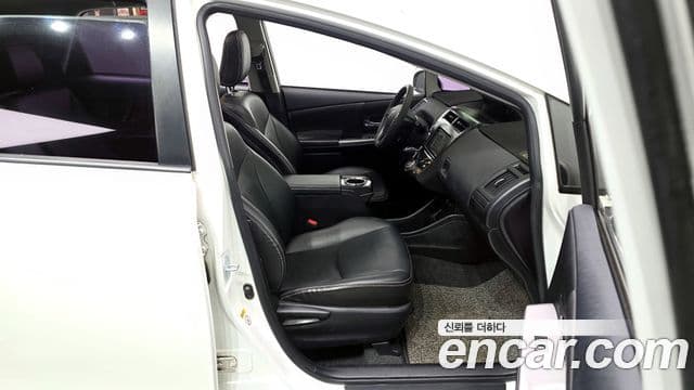 Toyota 프리우스 V, 2015 11