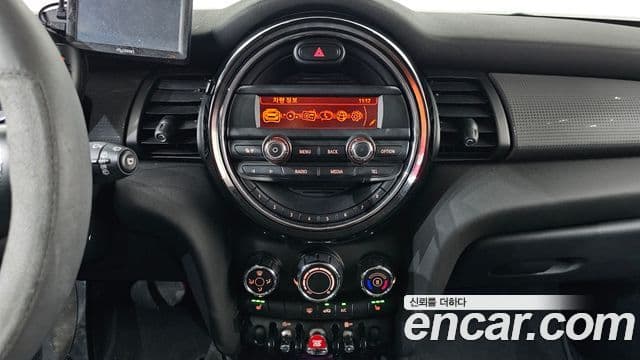 Mini Cooper D 3세대, 2015 17