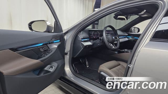 BMW 5시리즈 (G60) 520i M Sport, 2025 10