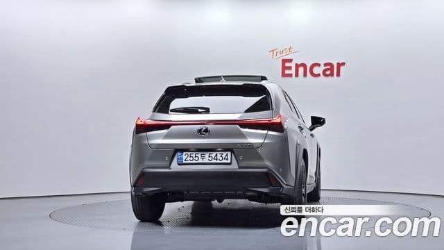 Lexus UX300h, 2025 4