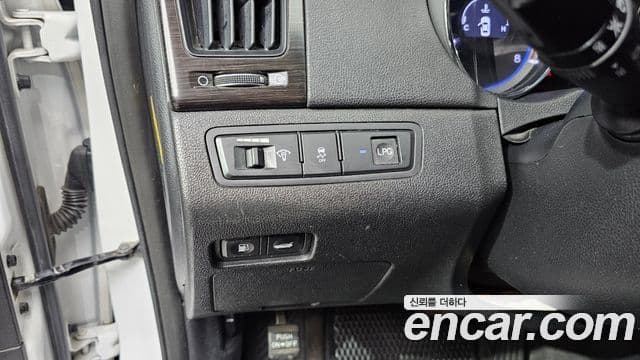 Hyundai YF Sonata LPI Premier(для людей с инвалидностью), 2012 20