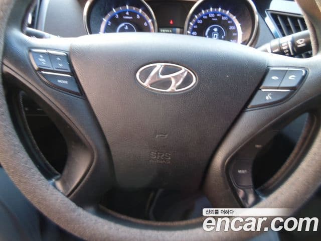 Hyundai YF Sonata Luxury, 2010 8