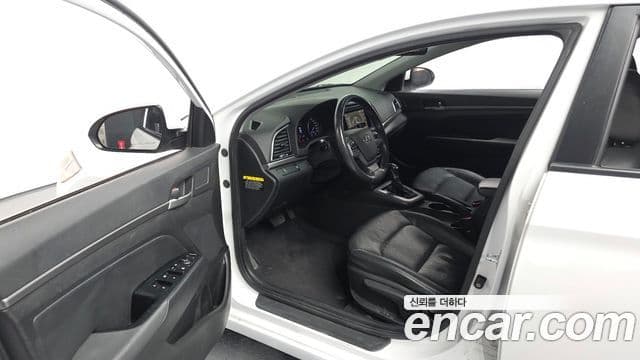 Hyundai Avante AD 1.6 e-VGT Smart, 2016 10
