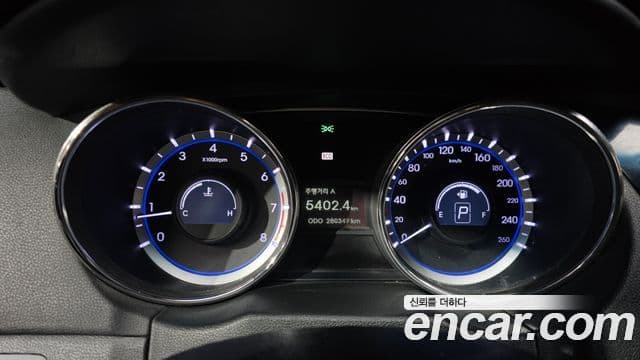 Hyundai YF Sonata Luxury, 2010 8