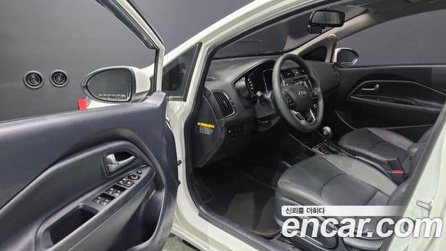 Kia All New Pride Luxury, 2013 11