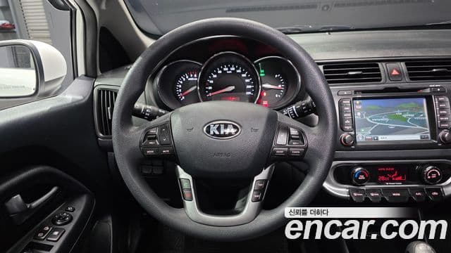 Kia All New Pride Luxury, 2013 13