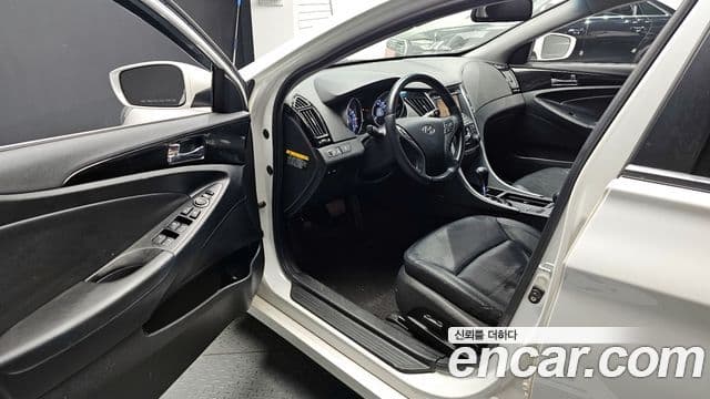 Hyundai YF Sonata чёрный, 2011 10