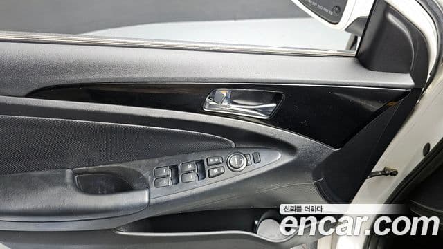 Hyundai YF Sonata чёрный, 2011 17