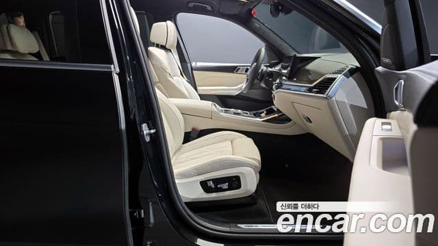 BMW X7 (G07) xDrive 40i M Sport 6인승, 2025 10