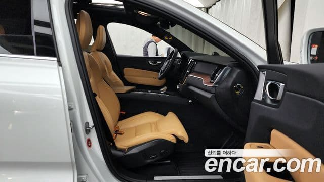 Volvo XC60 2세대 T8 Ultra Bright, 2025 11