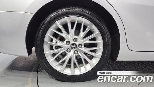 Toyota 캠리 (XV70) 2.5 XLE гибрид, 2018 все фото