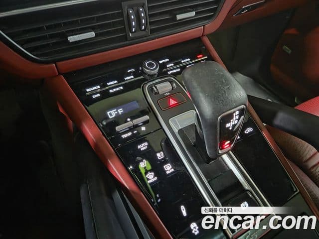 Porsche Cayenne (PO536), 2020 6