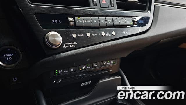 Lexus ES300h 7세대 Executive, 2022 16