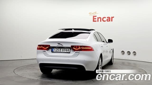 Jaguar XE Prestige, 2016 4