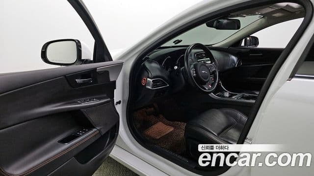 Jaguar XE Prestige, 2016 10