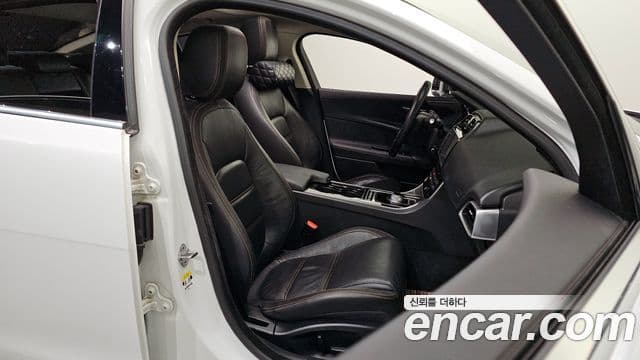 Jaguar XE Prestige, 2016 12