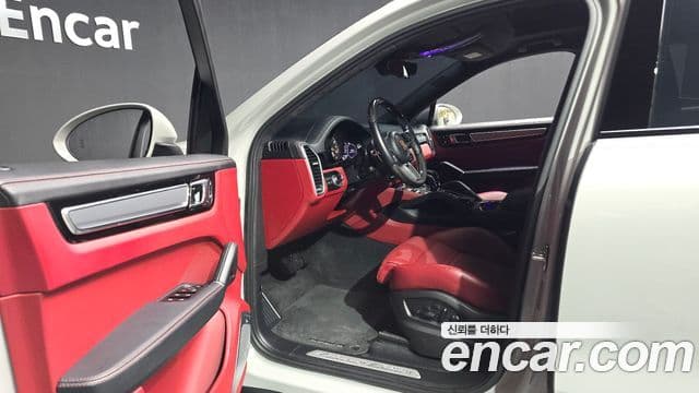 Porsche Cayenne (PO536) 3.0 E-гибрид купе Platinum Edition, 2023 10