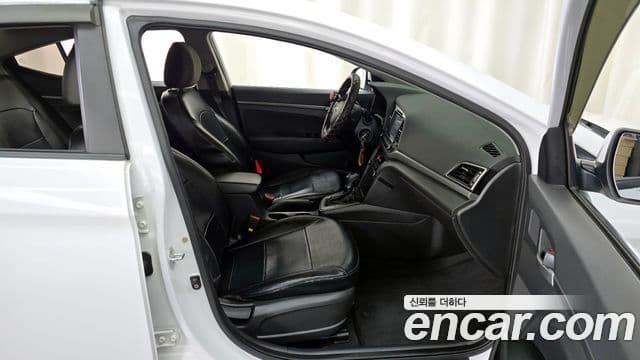 Hyundai Avante AD Style, 2018 11