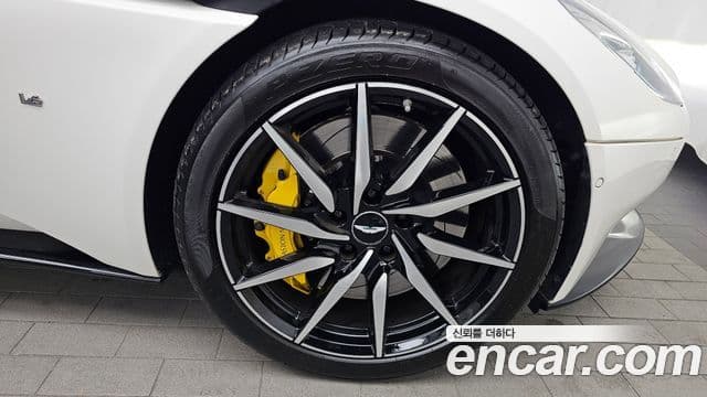 Aston Martin DB11 5.2 V12 купе, 2017 все фото