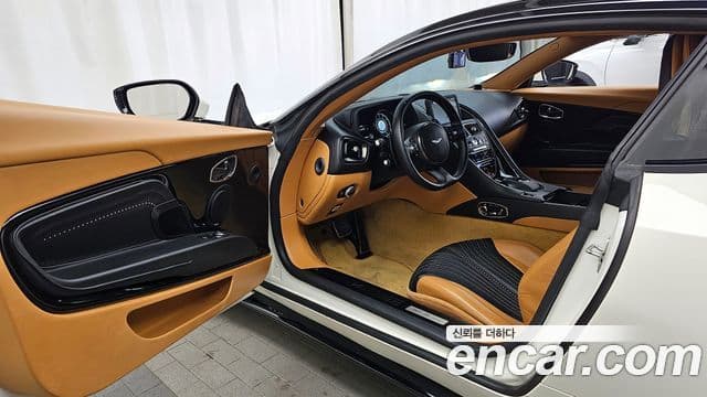 Aston Martin DB11 5.2 V12 купе, 2017 10