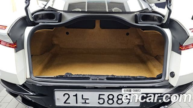 Aston Martin DB11 5.2 V12 купе, 2017 20