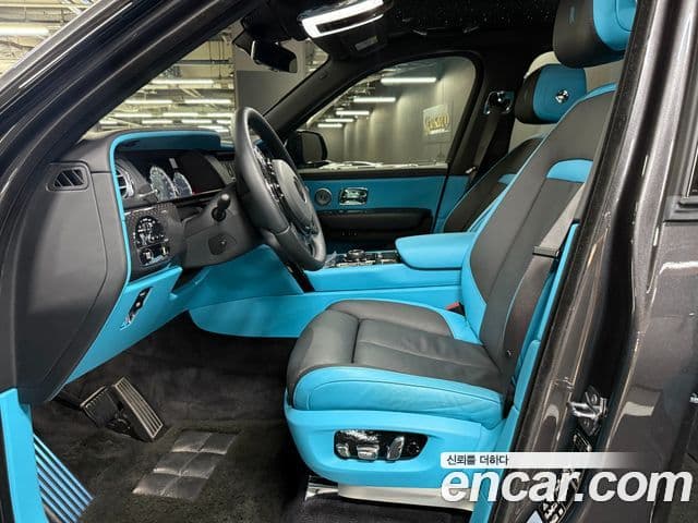 Rolls-Royce Cullinan 6.7 V12 чёрный эмблема, badge, 2023 9