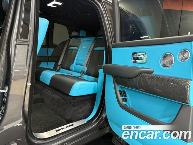 Rolls-Royce Cullinan 6.7 V12 чёрный эмблема, badge, 2023 10