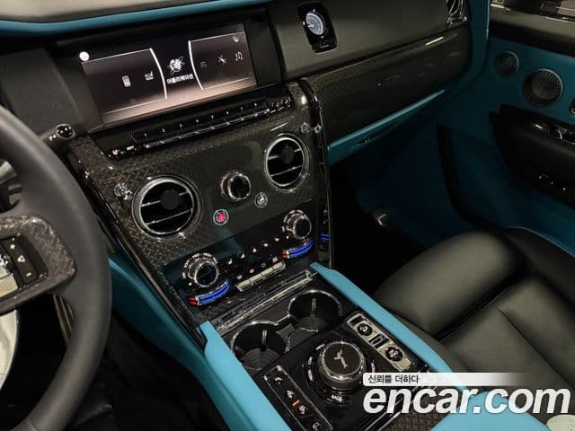 Rolls-Royce Cullinan 6.7 V12 чёрный эмблема, badge, 2023 17