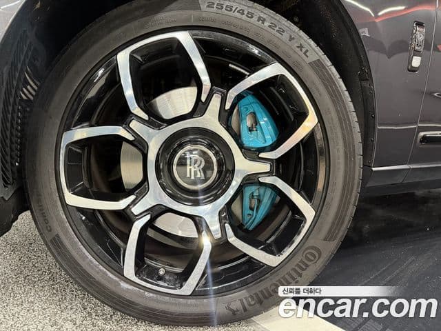 Rolls-Royce Cullinan 6.7 V12 чёрный эмблема, badge, 2023 19