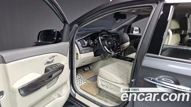 Kia All New Carnival VIP, 2016 10