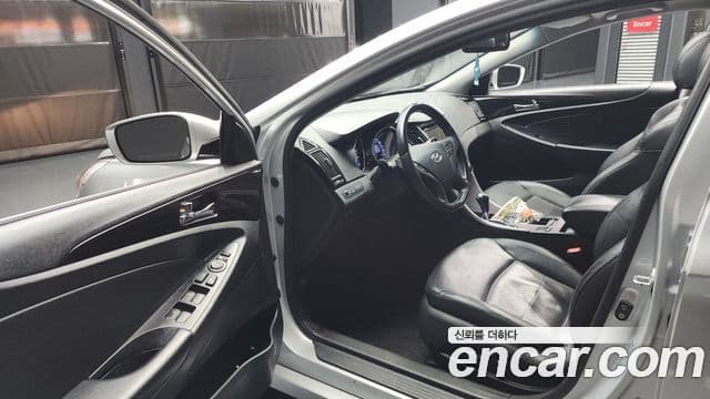 Hyundai YF Sonata чёрный, 2011 10