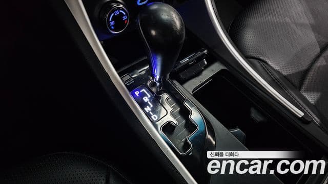 Hyundai YF Sonata Premier, 2010 9