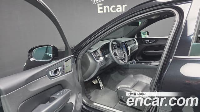 Volvo XC60 2세대 B6 R-Design, 2022 13