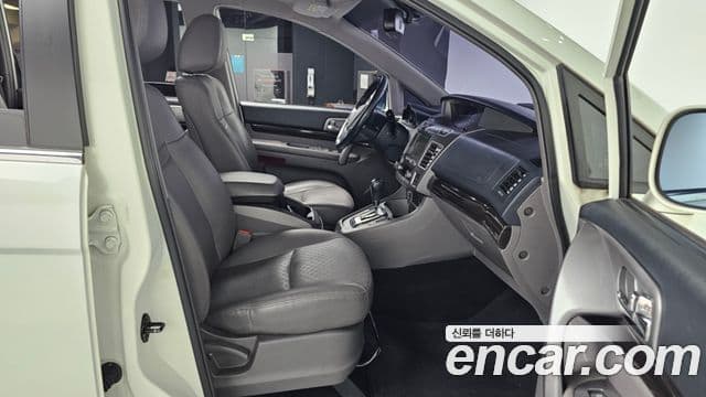 KG모빌리티(SsangYong) Korando 투리스모 4WD RX 9인승, 2016 11