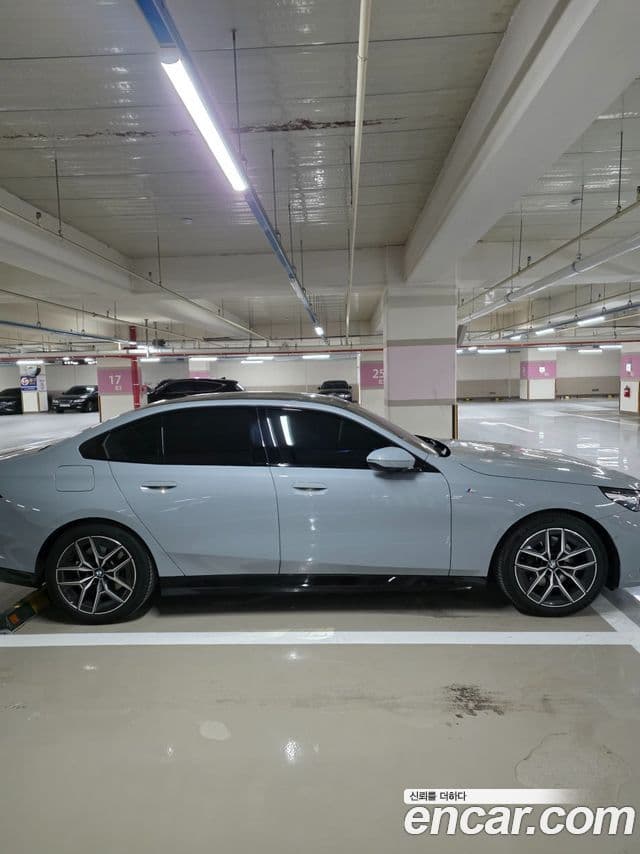 BMW 5시리즈 (G60) 520i M Sport, 2025 все фото