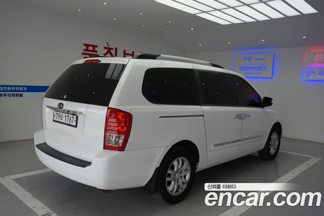 Kia Carnival R Premium, 2013 4