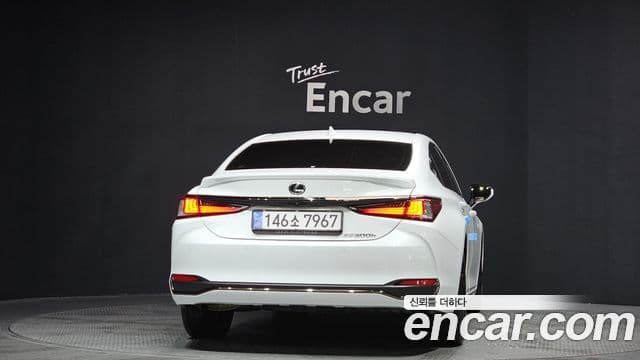Lexus ES300h 7세대 F-Sport Design пакет, 2024 4