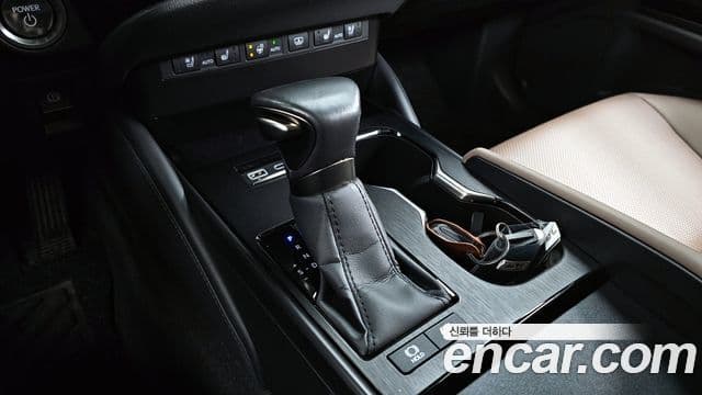 Lexus ES300h 7세대 F-Sport Design пакет, 2024 9